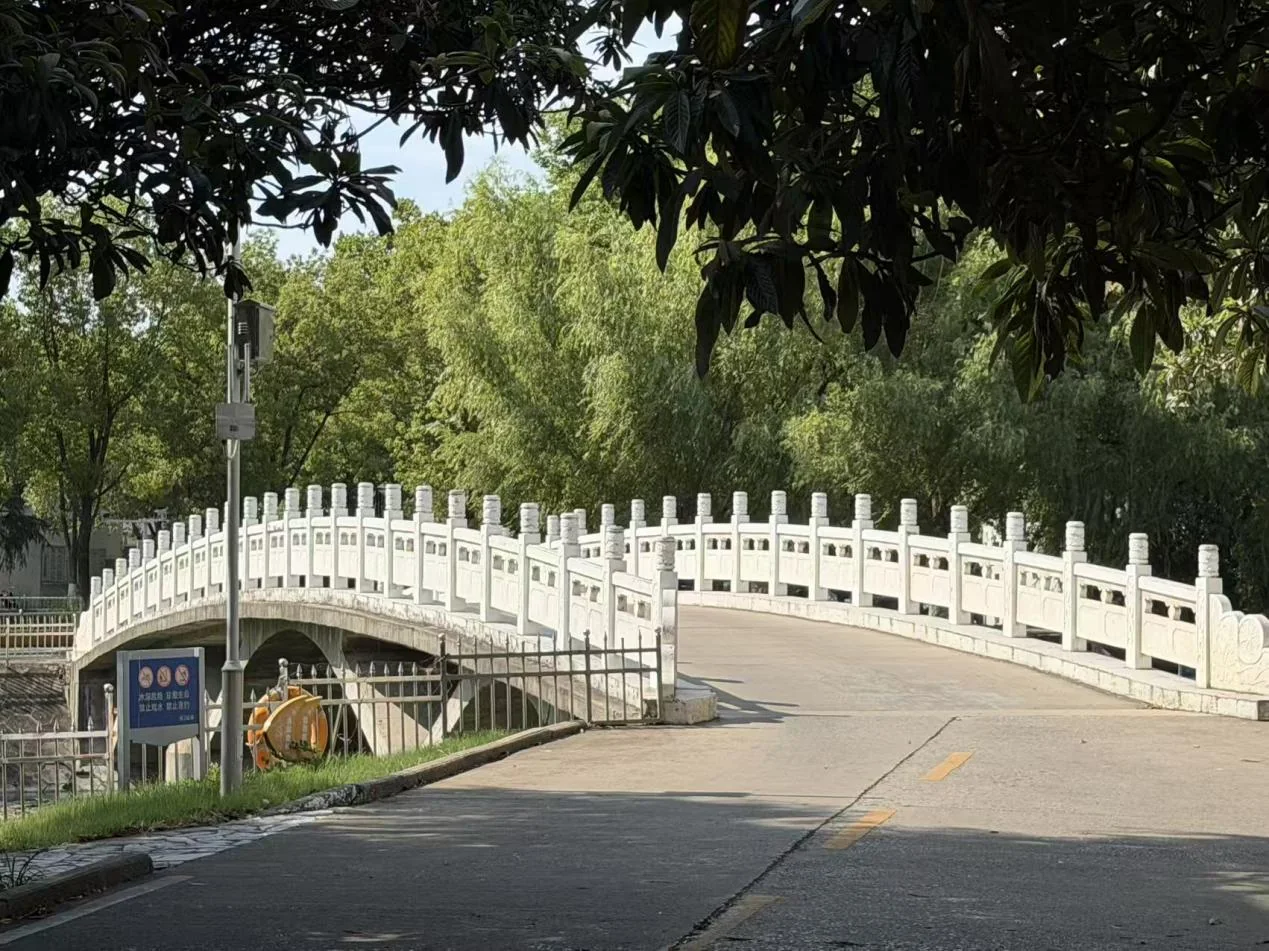 南阳理工学院湖上白桥实拍